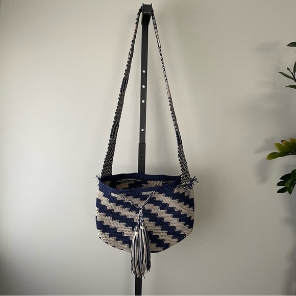 Wayuu Mochila Colombian Hand Woven Bucket Crossbody Bag Purse - Picture 3 of 8